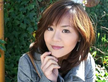 白ニーハイパンストの高原智美に中出ししたザーメンを指ですくってナメさせる