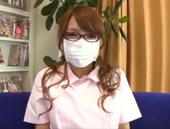 昼休みに先生から性行為を迫られるのが悩みというドMの歯科助手に3Pして中出し