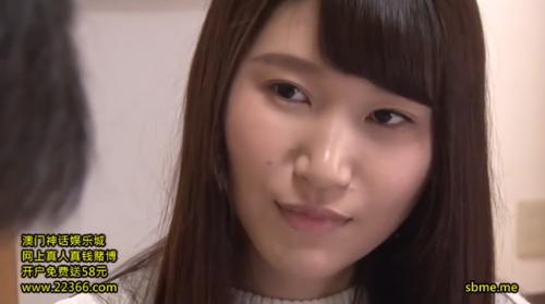 黒髪ロングのエロい雰囲気をした若妻はスレンダー巨乳、近所の高校生を家に招き入れて挑発。興奮した高校生にち○ぽをパクリ。
