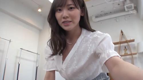 ゆる巻きヘアスタイルのスレンダー美女がピンクローターでお○んこいじられて感じちゃう。フルボッキち○ぽを一生懸命ほおばる