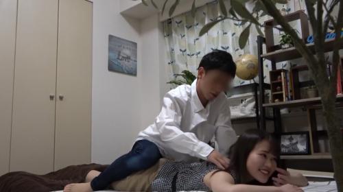 マッサージと言い訳して女の上にまたがる男。スカートをたくし上げてあらわになった白い大きなお尻をパンツ越しにまさぐる