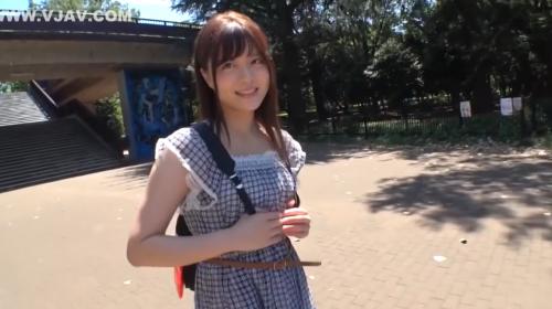 こんなに清楚で可愛い子が、男にお○んこをいじくられて、そのち○ぽにしゃぶりつく。プリッとしたお尻に後ろからち○ぽ挿入。
