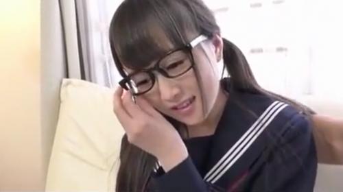 メガネ姿とツインテールが最高に良い！真面目系女子高生と制服を着せたままお○んこにち○ぽ挿入しちゃう。