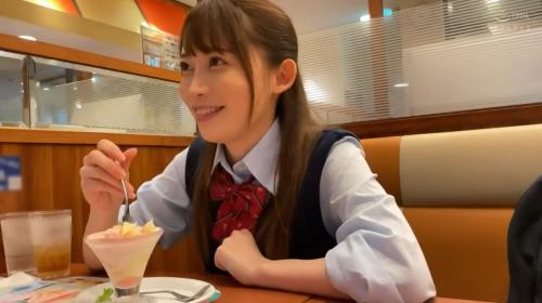 こんな可愛い女子高生が男のち○ぽをしゃぶる姿がめっちゃエロいぞ！スカートのしたからのぞくお○んこに突き刺さるち○ぽ。