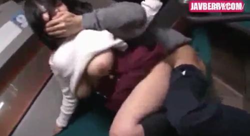 バスで痴漢をしていたはずなのに、女の子が欲情してしまい、そのまま後部座席で思いっきりセックスしてしまった。