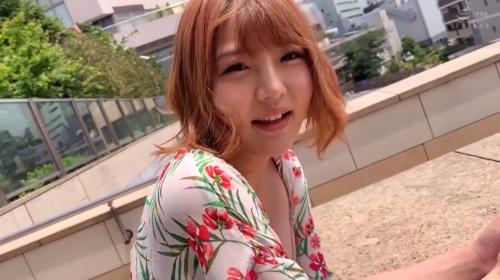 笑顔の可愛い茶髪ギャルをホテルに連れ込んで、フルボッキち○ぽを仁王立ちフェラさせた後はお○んこにずっぷし挿入しちゃう。