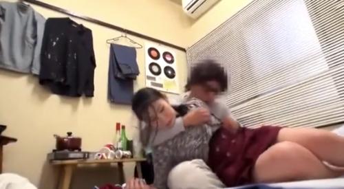 ほぼレイプ。酔い潰れてた仕事先の人妻を自宅の部屋に連れ込んでやりたい放題。酔いの冷めてきた女に騎乗位で腰を振らせる。