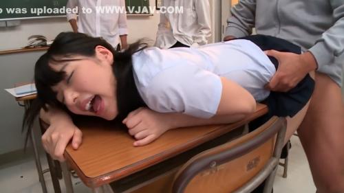 ロングヘアのよく似合う女子高生が、教室で３人の男相手に中出しされまくり。お○んこにまとわりつくグチュグチュのザーメン