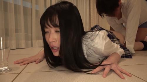 黒髪清楚系の美乳の女子高生。あまりの快感に思わず白目を剥いてよがり狂う。