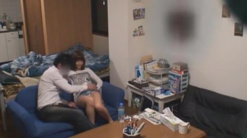 可愛い素人ギャルを男の自宅に連れ込んで、臨場感たっぷりのリアルなセックスを隠し撮りしちゃう。