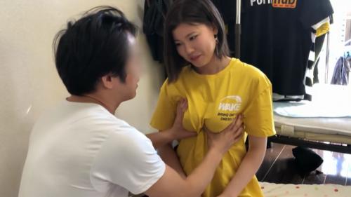 素朴な雰囲気の素人女性、服の上からノーブラの巨乳おっぱいを揉まれてる姿がクソエロい。服を脱がせたらやっぱりすごかった