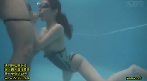 【篠田ゆう】水泳教室に通う奥様はレッスン中の興奮が抑えきれずに思わず水中でコーチのペニスにしゃぶりつく。