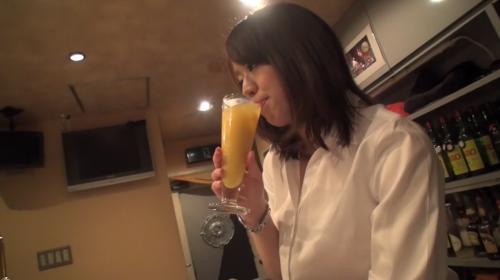 誰もいないスナックの店内で、知り合いの女を呼び出して体に手を伸ばす。巨乳にち○ぽを擦り付けて、服を着たままずっぷし挿入