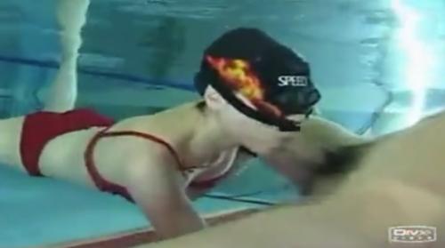 水中で息苦しさを我慢しながら必死にフェラチオw 全裸で水中をただよう姿が艶かしくてエロい。