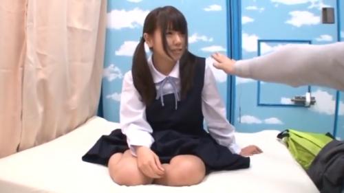 完全ロリ系なのに巨乳！女子学生がエッチなインタビューをされてそのままエッチな体験。男性のおちんちんを咥え込んじゃうっ！