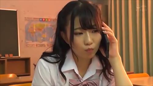 『童顔』常にパンチラし放題なクラスの超ヤリマン女子に童貞の僕はこき使われています！でも僕はそんな彼女のことが大好きでずっと片思い！思い切っ！