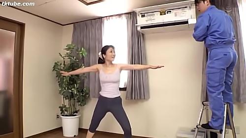 『タカラ映像』近所に気になっている人妻がいる。家から彼女の住んでいる部屋が覗けることを知った時は歓喜した。その後ちょくちょく覗いていた。でも彼女！
