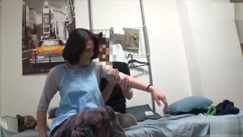 『熟女LABO』電話一本でご婦人がやって来て、家事に料理に洗濯にと、あれこれ面倒を見てくれる夢のご奉仕「ご婦人レンタル」。まるで母ちゃんが様子を見！
