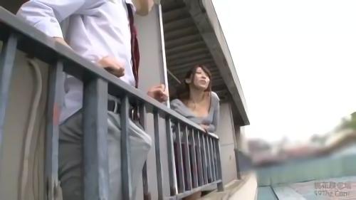 『撮影』隣の若妻さんはいつ会ってもノーブラで胸元が開いた服に、やたら短いスカート！だからパンチラに乳首チラしまくり！でも化粧が濃いとか香水！
