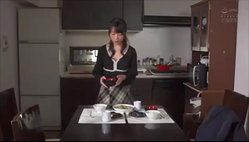 『人妻』晴れて夫が本社勤務になり、都内の賃貸マンションに越してきた絵里夫婦。親切そうな隣人の菅野は、在宅でいかがわしい投資ビジネスをしてい！