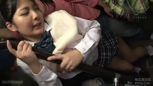 『着衣』満員状態のバス＆電車で太ももがいやらしい女を狙って近づく痴〇師。下半身を触られまいと閉じられた股の隙間に無理やりチ○ポをねじ込む！！