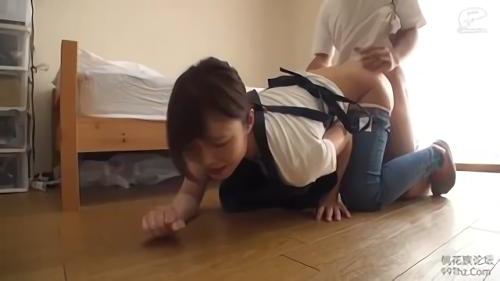 『レイプ』婦人が、仕事中に無理矢理デカチンを即ハメされちゃいます！旦那や子供がいるのに、年下ハンサムボーイのデカチンに発情してしまったイケナ！