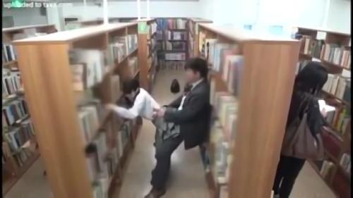 『羞恥』静かな図書館で制服姿の大人しそうな女子校生に突然襲い掛かりデカチン即ハメ！恥ずかしくて声の出せないJKにチ○コ挿れっぱなしのまま館！