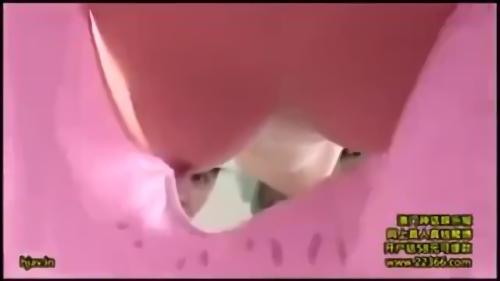 『葵つかさ』生ツバごっくん！驚異のスキマから顔を出した葵つかさちゃんの乳首！しかもコリコリに勃ってるみたいだから俺に気があるんでしょ？本人は天！
