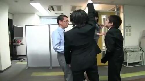 『名森さえ』立場と圧倒的な体格差で、心も体も敵わない男性社員達を支配。そんなパワハラスーツ女性と男性社員達が突然立場逆転！ここぞとばかりに！
