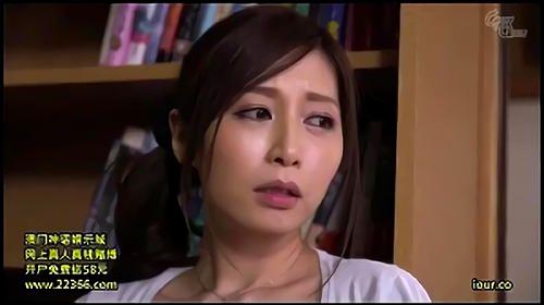 『指マン』一人息子に初めて彼女が出来た。「今度彼女を家に連れて来て、母さんに会わせて」と最初は喜んでいた母。しかし、息子と彼女の性アクトを偶！