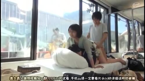 『騎乗位』特設マジックミラースタジオの密室で街行く仲良し家族が母娘親子丼3Pにチャレンジ！童貞息子を連続射精筆おろしできたら100万円！タブ！