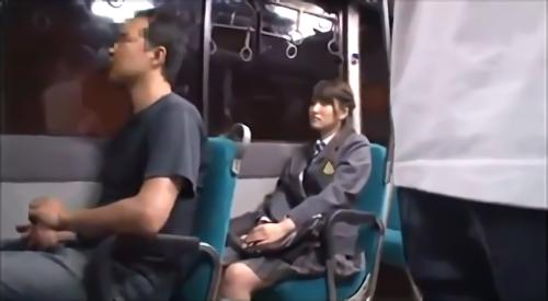 『美少女』家に帰るとフレンドの彼女が玄関の前に！？彼氏とケンカして焼け酒を飲みまくりズボン丸出しで泥〇状態！仕方がないので家に入れると…情欲！