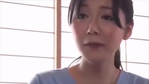 『騎乗位』一円が脱童貞していく中、なかなか童貞を捨てられない祐一。原因は父譲りの不細工な顔だと思っており、そんな祐一を義理の母親である美保は！