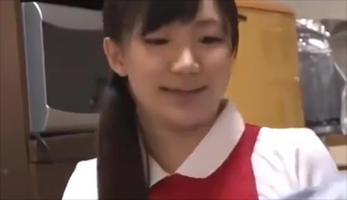 『半裸』炊事・洗濯・掃除…家事全般を「性交しながら」施してくれる夢のご奉仕が誕生しました。手料理をハメながら食べさせてもらったり、汚れやす！