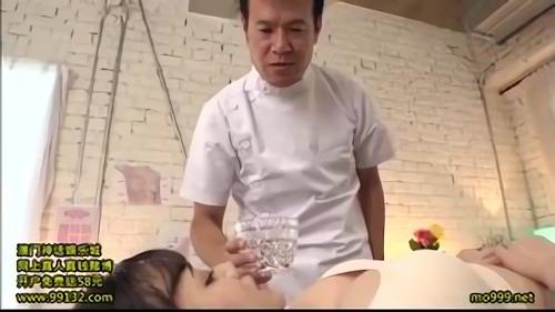 『ローション』訪れる事にした。念願の来店をした彼女の前に怪しげな男性施術師。不審に思いつつも彼の施術を受けることに…普通では考えられないワイセツ！