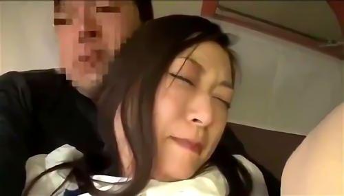 『娘』寝台列車で母娘を狙う痴漢。娘が一人でいる隙を突いて痴漢し、母親が寝ている間に気づかれないように自分の部屋に連れ込んで感じさせる。そ！