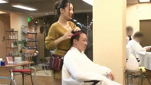 『痴女』手コキで射精させちゃう、こっそり手淫ご奉仕。【シャンプー】洗髪しながら顔面に乳房を押しあて、硬くなったモノにしゃぶりつ！