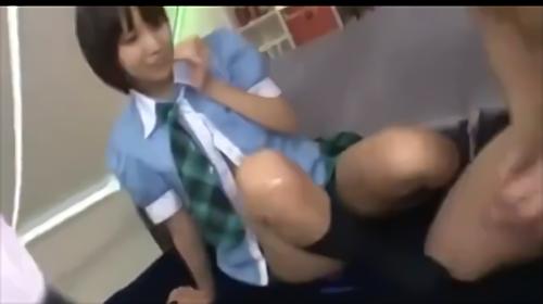 『乱交』この世で最もザーメンをドピュンする男が過去最大量の精子で美女4人を白濁まみれに！4人から全身を責められてエキサイトした男は全員の性！