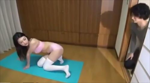 『騎乗位』5人の姉が居る家族で男は僕一人。姉貴達の悩ましい無防備パンチラを携帯で盗撮。気付いた姉貴の尻に勃起チ○ポを擦りつけると「みんなには！