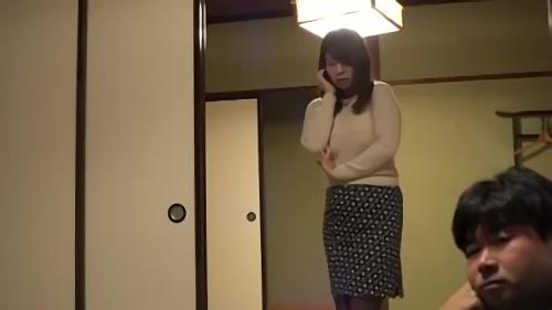 『野外』僻地暮らしの人妻は情慾を持て余し久しぶりに出会った若いチ○ポに欲望が抑えられません。家の中に夫が居るのに外でたまたま出会った若い男！