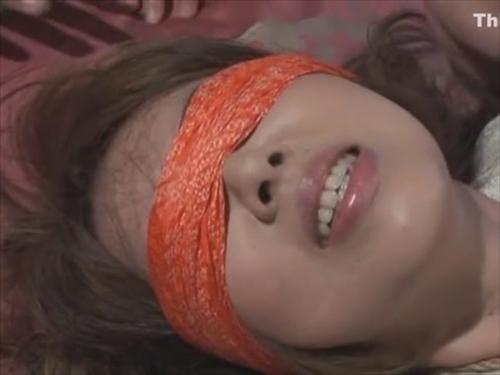 『人妻』夫の外出中に弟子2人に自分を縛るようおねだり！縛られ動けない人妻の局部を視姦しているうちにエキサイトした弟子達は、フェラを強要しバ！