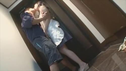 『失禁』マンションの管理人に人気のないところで襲われてしまう人妻。そのことを知られるのが恥ずかしく旦那にも相談できない人妻に対して、管理人！