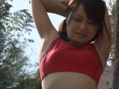 『いたずら』女子陸上部員2人がふとしたキッカケでオジさんと出会い興味を持っていく。無邪気な2人はオジさんと一緒に入浴したりと急接近。裸の触れ合！