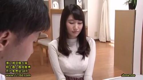 『爆乳』自分をオカズに一人Hする隣の男子校生を目撃した人妻。必死にチ〇ポを扱く姿に戸惑いながらもエキサイトしてしまいマンズリを始める。しか！