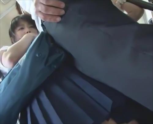『レイプ』DANDYリサーチ員が間違えたフリをして女子校通学バスに乗り込むと、まわりの女子校生は興味津々。やがて、まわりに気づかれないように！
