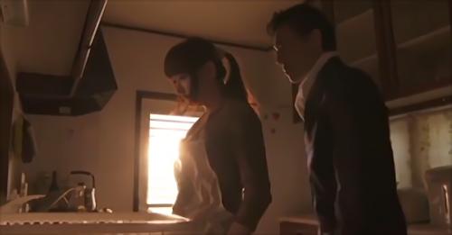 『寝取り』杏子（周防）は、サラリーマンの夫と幸せな日常を送っていた。ある日、廃品回収の男、田島が家に侵入、杏子は無残にも犯〇れてしまう。その！