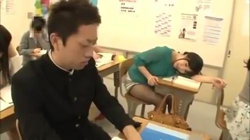 『淫語』妻たちは興味津々で積極的に絡んでくる…だけじゃなくて、ウブなリアクションが新鮮で露骨なパンチラ、胸チラで誘惑しまくり！しかも徐々に！