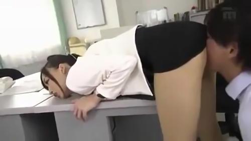 『蓮実クレア』優しいスマイルで癒してくれるクレア先生が、パンチラ美脚で生徒達を惑わせる！いつものことながらパンティラインが丸わかりのスカートを着！