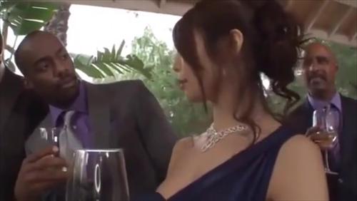 『騎乗位』モンスター級のチ○ポを求めてLAに飛ぶ篠田あゆみ。セクシー衣装でバスに乗りこみ黒人青年を誘惑＆逆痴〇。ガマンできなくなって青年に車！