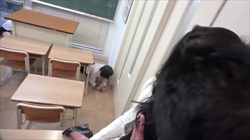 『イタズラ』P○Aのママ達に優等生のふりしてる悪ぼっちゃん達がHなイタズラ仕掛けます。罠にかかったママは屋上で閉じ込められお漏らし、オモチャで！